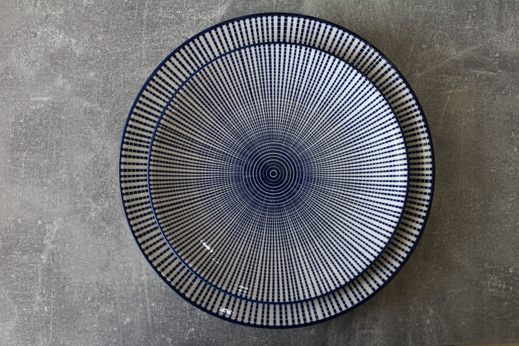 CERAMIC WHITE AND BLUE FLAT PLATE 10.5"