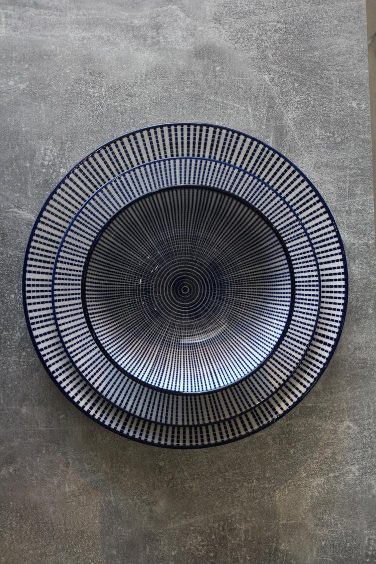 CERAMIC WHITE AND BLUE FLAT PLATE 10.5"