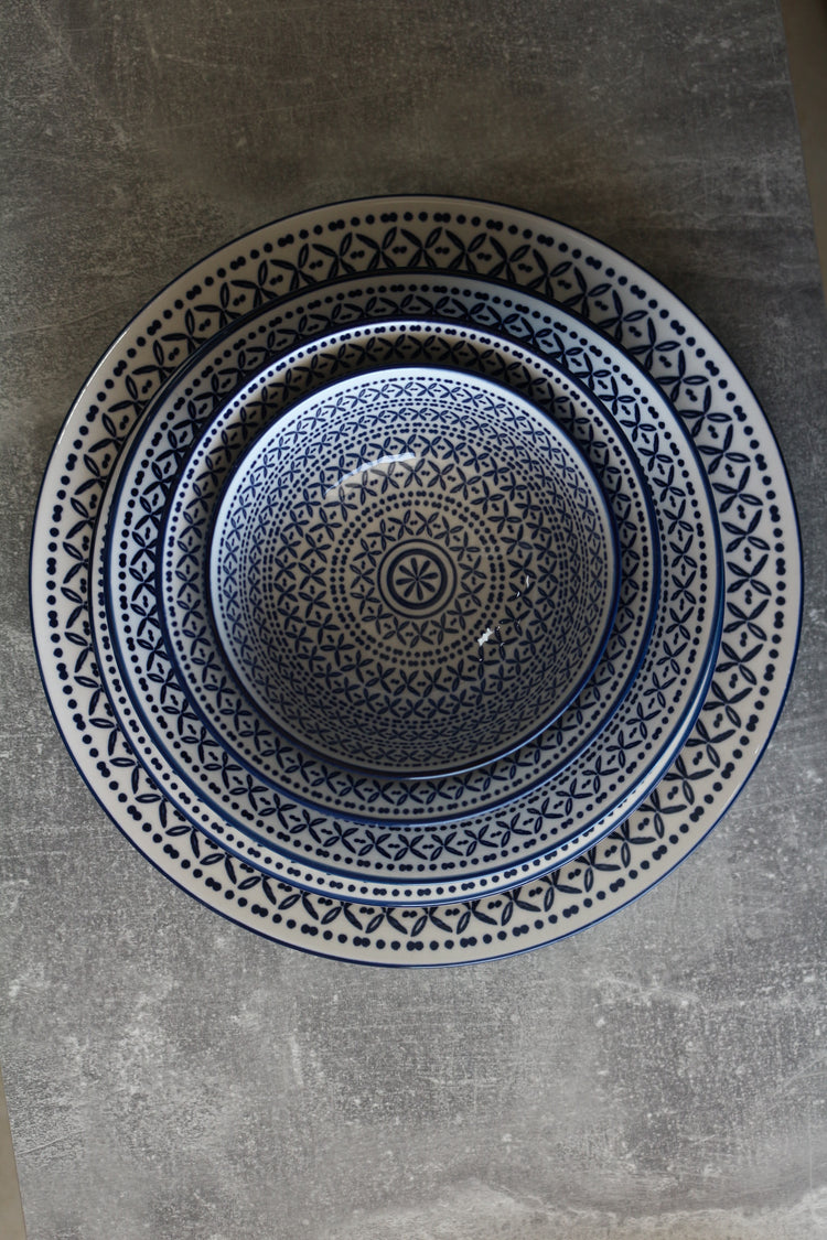 WHITE & BLUE FLOWERED 8.5" FLAT PLATE